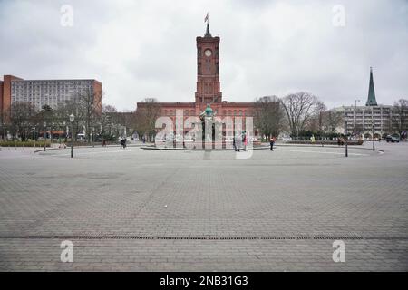 Berlin, Deutschland. 13. Februar 2023. Am Neptun-Brunnen vor dem Rotes Rathaus sind nur wenige Passanten unterwegs. Kredit: Soeren Stache/dpa/Alamy Live News Stockfoto