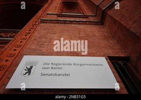 Berlin, Deutschland. 13. Februar 2023. Neben dem Eingang zum Roten Rathaus hängt das Schild "der Bürgermeister der Berliner Senatskanzlei". Kredit: Soeren Stache/dpa/Alamy Live News Stockfoto