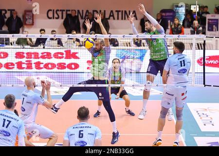 Palasport, Cisterna, Italien, 11. Februar 2023, Gianluca Galassi (Vero Volley Monza) und Stephen Maar (Vero Volley Monza) während Top Volley Cisterna Stockfoto