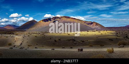 Landschaft Berge, Vulkane und Krater in wilder Landschaft. Vulkanische Landschaft im Timanfaya Nationalpark, Lanzarote Island, Kanarische Inseln, Spanien. Stockfoto