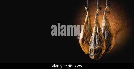 Spanischer íberic-Schinken. Spanischer Jamon und traditionelle Speisen. Trockener spanischer Schinken, Jamon Serrano, Bellota, italienischer Prosciutto Crudo oder Parmaschinken. Stockfoto