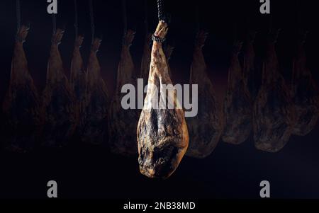 Spanischer íberic-Schinken. Spanischer Jamon und traditionelle Speisen. Trockener spanischer Schinken, Jamon Serrano, Bellota, italienischer Prosciutto Crudo oder Parmaschinken. Stockfoto