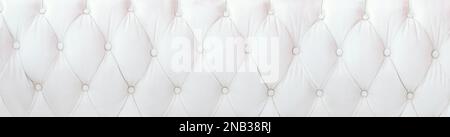 Weißer Lederpolsterhintergrund im Breitbildformat. Textilhintergrund. Stockfoto