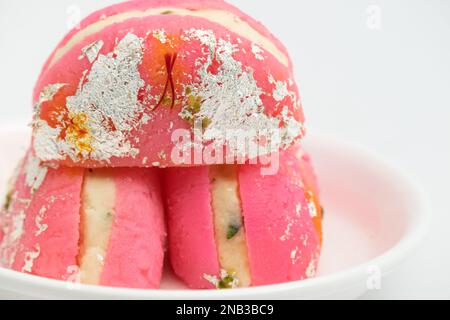 Bengali Mithai Pink Rose Malai Sandwich Auch Als Cream Sandwich, Malai Chop, Cham Cham, Rasgulla Oder Rasagola Aus Saurer Milch Chhena Mit Filli Bezeichnet Stockfoto