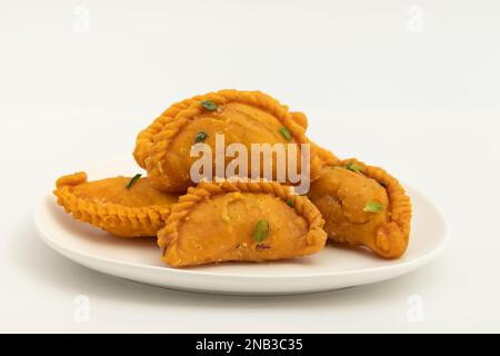 Kesar Gujia Mithai Nannte Auch Kesri Gujiya, Pirukiya, Pirukia, Pedakiya, Karanji, Basundi Gughra Aus Suji Ghee, Gefüllt Mit Mawa Khoya Kesari Cha Stockfoto