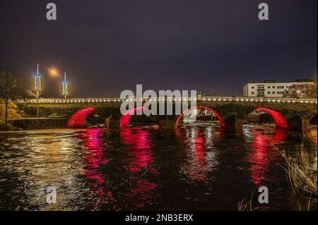 Tullbron bei Nacht, eine alte Steinbrücke über den Fluss Atran in Falkenberg, Schweden, 11. Februar 2023 Stockfoto