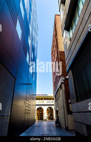 Schmale Straße Carrer d'Avellà Aussichtspunkt zum Santa Caterina Markt, Barcelona, Spanien Stockfoto