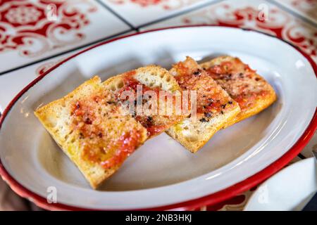 Pan con Tomate (spanisches gegrilltes Brot mit Tomaten) L'Olivera Tapas Bar, Glories, Barcelona, Spanien Stockfoto