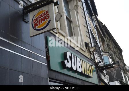 31. Januar 2023, Cardiff, Wales, Vereinigtes Königreich. Subway Outlet und Burger King Beschilderung auf der Duke Street. Stockfoto
