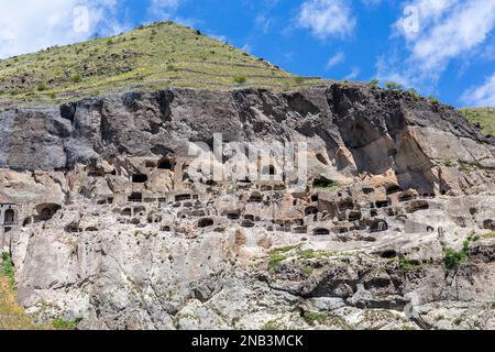 Vardzia Cave Klosteranlage in Georgia, Landschaft, Berghang mit Höhlen, Tunneln und in den Felsen geschnitzten Wohnungen. Stockfoto