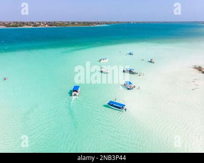 Luftlandschaft des Piratenkanals in Bacalar Quintana Roo, Mexiko. Lagune in sieben Farben vom Himmel Stockfoto