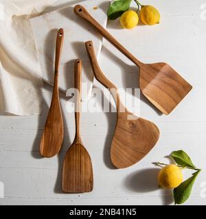 Holzspatel mit Zitronen auf weißem Tisch Stockfoto