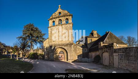 Vue Panoramique l'église Saint Pierre aux liens à côté du château de Lissac Stockfoto