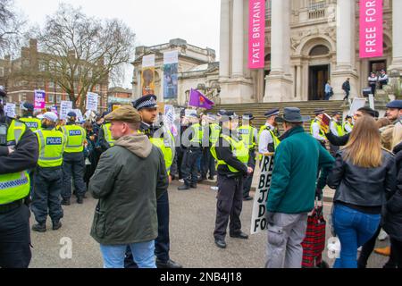 PIMLICO, LONDON - 11. Februar 2023: Proteste für und gegen die Drag Queen Story Hour in Tate Britain Stockfoto