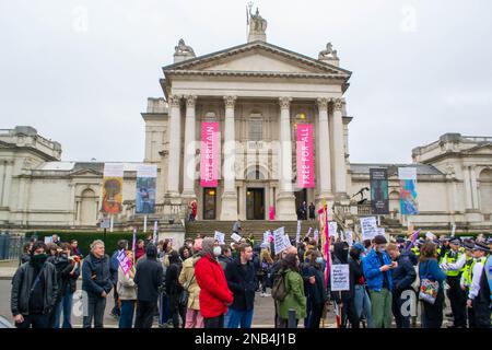 PIMLICO, LONDON - 11. Februar 2023: Proteste für und gegen die Drag Queen Story Hour in Tate Britain Stockfoto