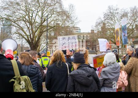 PIMLICO, LONDON - 11. Februar 2023: Proteste für und gegen die Drag Queen Story Hour in Tate Britain Stockfoto