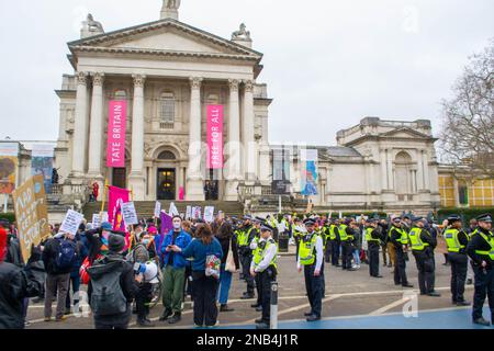 PIMLICO, LONDON - 11. Februar 2023: Proteste für und gegen die Drag Queen Story Hour in Tate Britain Stockfoto