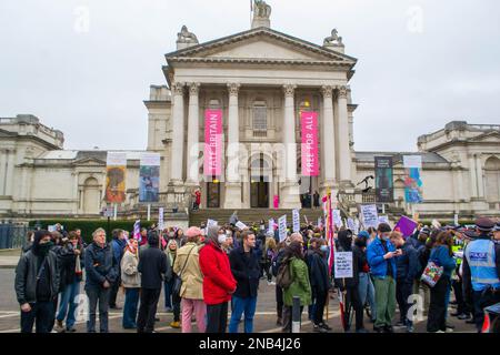 PIMLICO, LONDON - 11. Februar 2023: Proteste für und gegen die Drag Queen Story Hour in Tate Britain Stockfoto