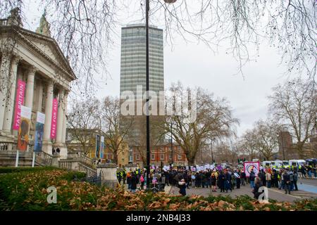 PIMLICO, LONDON - 11. Februar 2023: Proteste für und gegen die Drag Queen Story Hour in Tate Britain Stockfoto