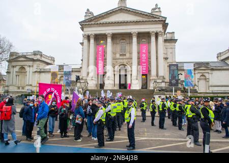 PIMLICO, LONDON - 11. Februar 2023: Proteste für und gegen die Drag Queen Story Hour in Tate Britain Stockfoto