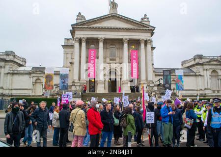 PIMLICO, LONDON - 11. Februar 2023: Proteste für und gegen die Drag Queen Story Hour in Tate Britain Stockfoto