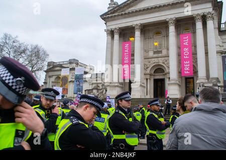 PIMLICO, LONDON - 11. Februar 2023: Proteste für und gegen die Drag Queen Story Hour in Tate Britain Stockfoto