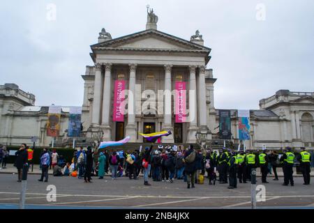 PIMLICO, LONDON - 11. Februar 2023: Proteste für und gegen die Drag Queen Story Hour in Tate Britain Stockfoto