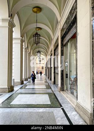 Eine Portiko entlang der Via Ugo Bassi in Bologna, Italien. Keine andere Stadt auf der Welt hat so viele Säulenköpfe wie Bologna. Ein wichtiger kultureller und architektonischer Aspekt Stockfoto