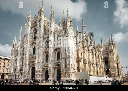 Das Wahrzeichen der Mailänder Kathedrale und der Kathedralenplatz in Mailand, Lombardei, Italien. Stockfoto