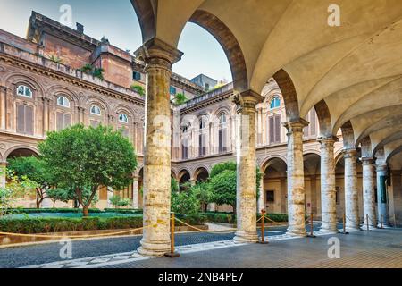 Innenhof des Palazzo Doria Pamphilj (Galerie Doria Pamphilj) in Rom, Italien Stockfoto