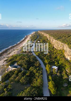 Ein atemberaubender Blick aus der Vogelperspektive auf die Cayman Islands Cayman Brac, mit herrlichem Bluff, kurviger Straße, üppigen Bäumen und kristallklarem Karibischen Meer Stockfoto