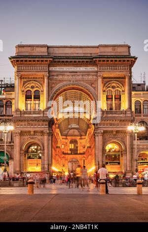 Einkaufspassage Galleria Vittorio Emanuele II und Kathedralenplatz (Piazza del Duomo) im Zentrum von Mailand, Lombardei, Italien. Stockfoto