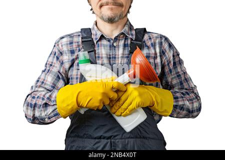 Der kaukasische Mann mit Schnurrbart und Bart im Overall hält einen Kolben und eine Flasche Pfeifenreiniger in den Händen. Fröhlicher Klempner auf grauem Hintergrund Stockfoto