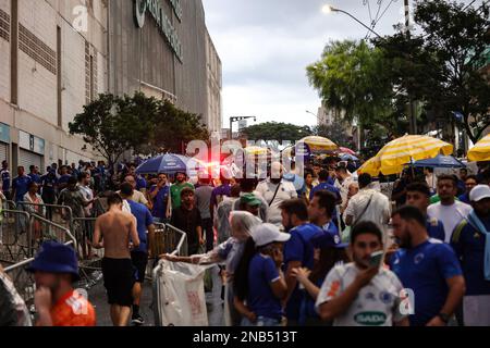 Belo Horizonte, Brasilien. 13. Februar 2023. MG - Belo Horizonte - 02/13/2023 - MINEIRO 2023, CRUZEIRO X ATLETICO MG - Cruzeiro Fans während eines Spiels gegen Atletico-MG im Independencia Stadion für die Mineiro 2023 Meisterschaft. Foto: Gilson Junio/AGIF/Sipa USA Kredit: SIPA USA/Alamy Live News Stockfoto