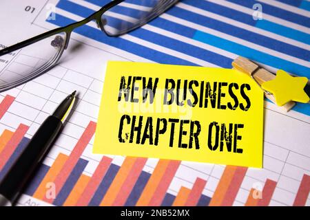 Wirtschaftsdiagramme und die Inschrift New Business Chapter 1. Stockfoto