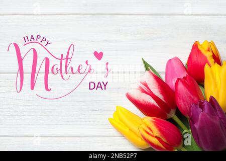 Alles gute zum Muttertag. Schöne Tulpen auf weißem Holzhintergrund, flach liegend Stockfoto
