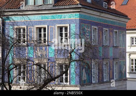 Mosaic House, Mietshaus mit Keramikfliesen-Mosaik von Zofia Czarnocka-Kowalska (1956), klassische griechische und sozialistische Realistische Kunst Mostowa Street Stockfoto