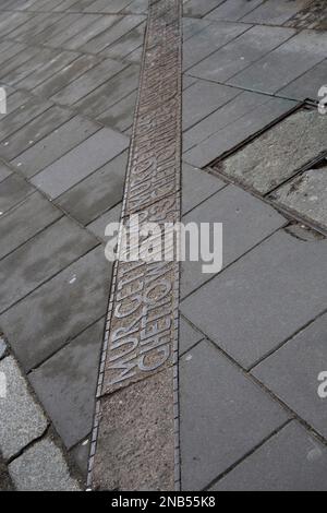 Die Grenzmarkierungen des Warschauer Ghettos - Gedenkschilder und Grenzlinien - kennzeichnen den maximalen Umfang des ehemaligen Ghettos Warschau, Polen Stockfoto