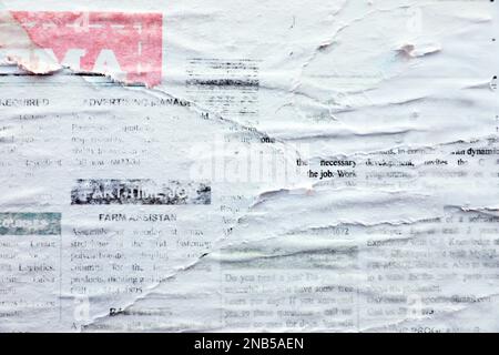 Verschiedene gefaltete, zerrissene Papierposter als Hintergrund Stockfoto