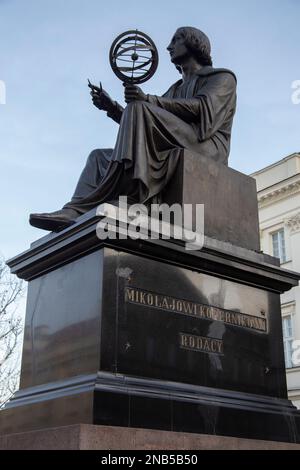 Das Nicolaus Copernicus-Denkmal vor der Polnischen Akademie der Wissenschaften auf Warschaus Krakowskie Przedmieście, Warschau, Polen Stockfoto