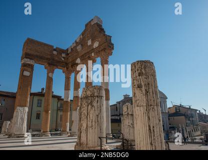 Brescia Italien 12. Februar 2023: Archäologie des römischen Theaters, des Capitoliums und der Anlage von Santa Giulia Stockfoto