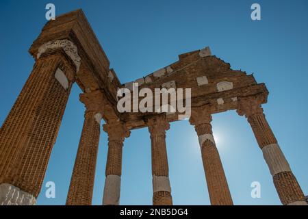 Brescia Italien 12. Februar 2023: Archäologie des römischen Theaters, des Capitoliums und der Anlage von Santa Giulia Stockfoto