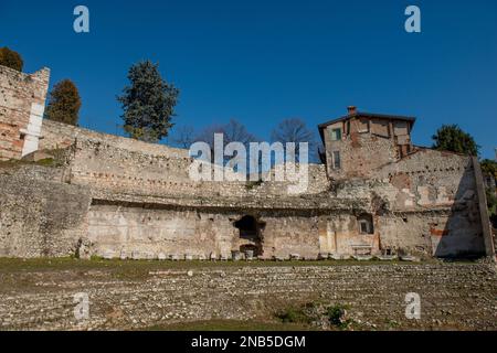 Brescia Italien 12. Februar 2023: Archäologie des römischen Theaters, des Capitoliums und der Anlage von Santa Giulia Stockfoto