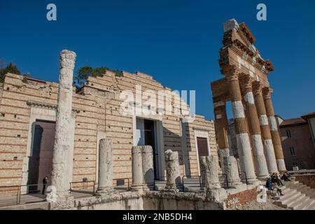 Brescia Italien 12. Februar 2023: Archäologie des römischen Theaters, des Capitoliums und der Anlage von Santa Giulia Stockfoto