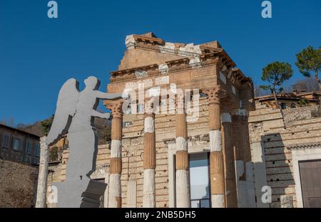 Brescia Italien 12. Februar 2023: Archäologie des römischen Theaters, des Capitoliums und der Anlage von Santa Giulia Stockfoto