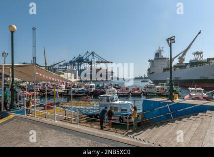 Blick auf verschiedene Schiffe im Hafen von Valparaiso, Chile Stockfoto