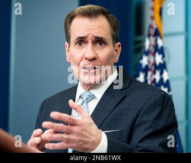 Washington, Usa. 13. Februar 2023. John Kirby, Koordinator des Nationalen Sicherheitsrats für strategische Kommunikation, spricht bei einer Pressekonferenz im Presseinformationsraum des Weißen Hauses. Kredit: SOPA Images Limited/Alamy Live News Stockfoto