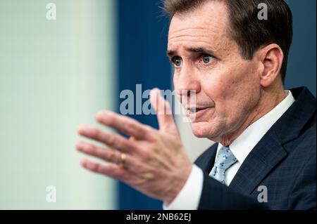 Washington, Usa. 13. Februar 2023. John Kirby, Koordinator des Nationalen Sicherheitsrats für strategische Kommunikation, spricht bei einer Pressekonferenz im Presseinformationsraum des Weißen Hauses. Kredit: SOPA Images Limited/Alamy Live News Stockfoto