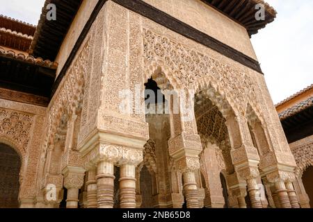 Details zu dekorativen Schnitzereien in der Alhambra, einem Palast- und Festungskomplex in Granada Stockfoto