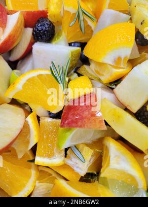 Köstlich, saftig, in Scheiben geschnitten ​​for ein gesundes Frühstück oder eine Fitnessmahlzeit, Obst - Orange, Apfel, Birne, Limette, Ananas und frische Brombeeren sehen toll aus Stockfoto
